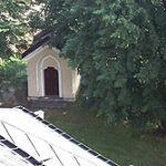 Zabytki Frampola - Ogrodzenie z kapliczkami murowanymi