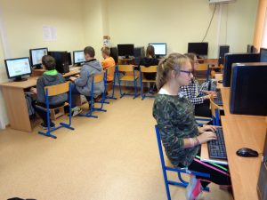 Realizacja projektu - uczniowie korzystający ze sprzętu komputerowego