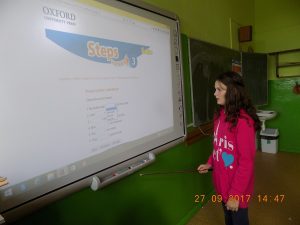 Realizacja projektu - uczennica przy tablicy interaktywnej