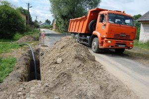 Budowa kanalizacji w Sokołówce - ciężarówka oraz fałda piachu