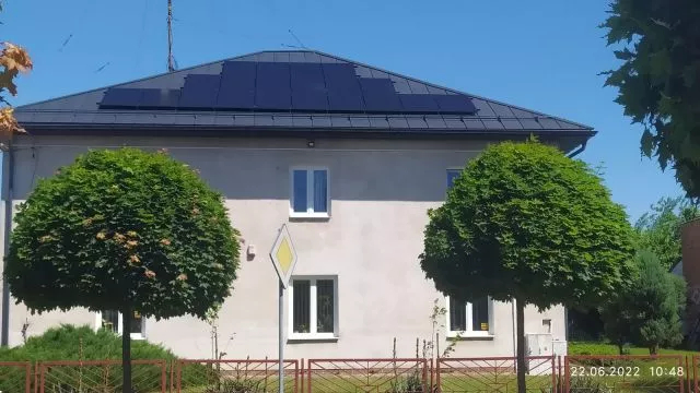 Instalacja fotowoltaiczna na dachu hali spotrowej Samorządowego Zespołu Szkół we Frampolu.